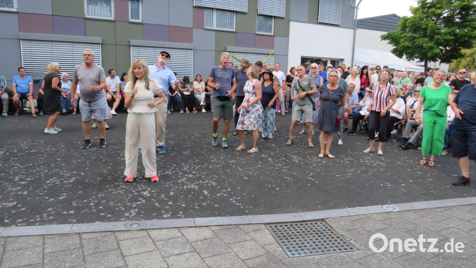 Die ersten Tänzer groovten schon früh mit. Bild: adj