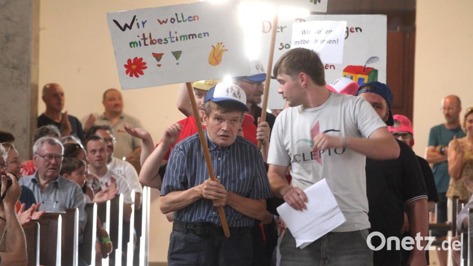 Mit Transparenten zogen die Darsteller des inklusiven Musicals in die voll besetzte Kirche in Wackersdorf ein. Bild: Hirsch