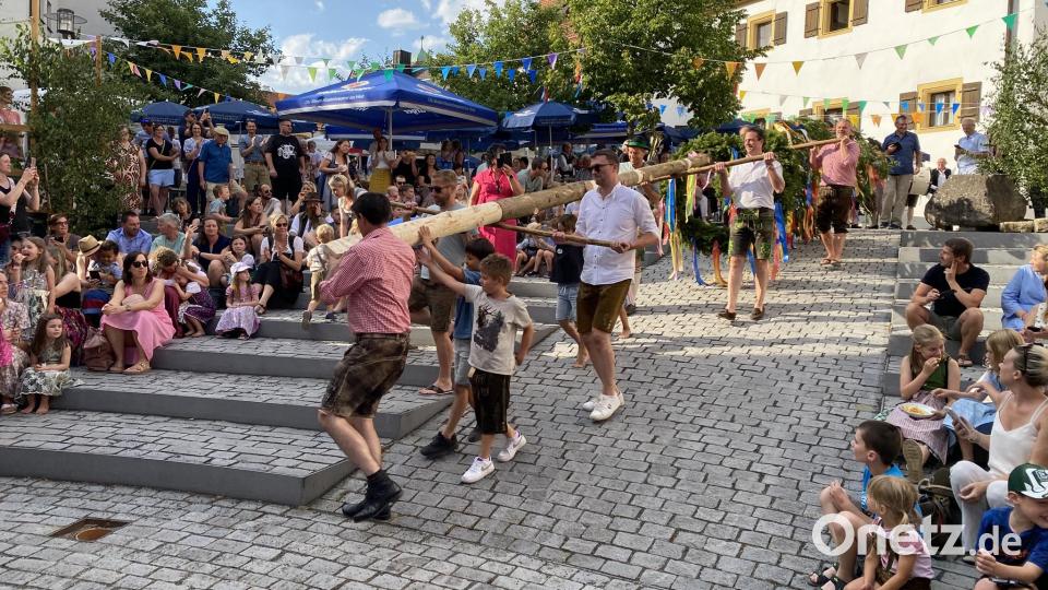 Dann war der Kirwabaum im Anmarsch. Bild: aub