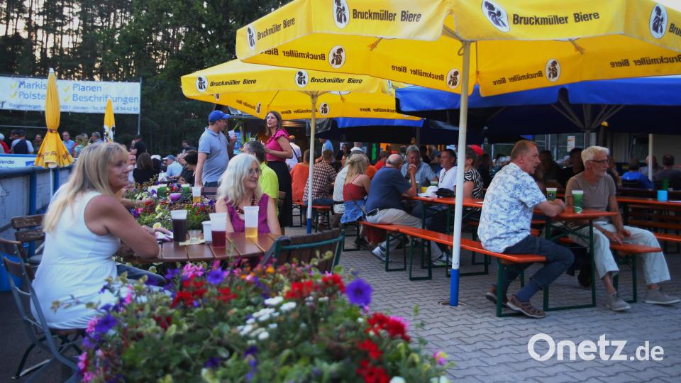 Ein lauer und stimmungsvoller Sommerabend entfaltete sich beim Open-Air auf der Sportheimterrasse. Bild: war