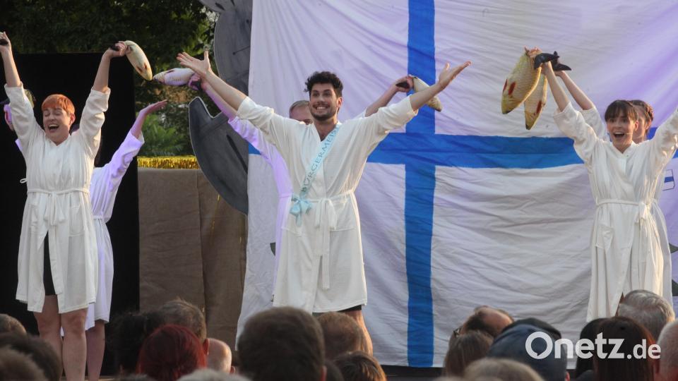 Tanzende Finnen schwingen Fische auf der Ovigo-Showbühne. Zu sehen bei &quot;Spamalot&quot;, dem schrägsten Musical der Welt. Bild: Hirsch