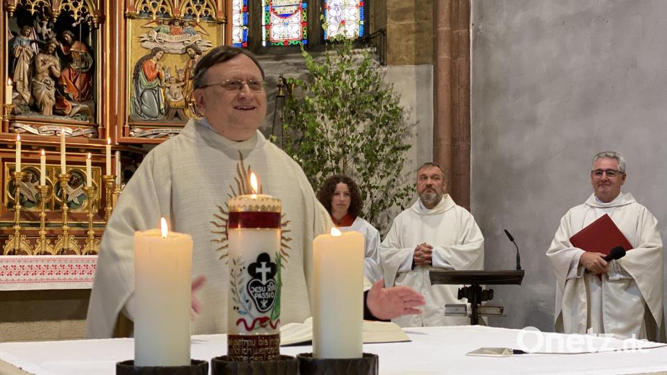 Mit Freude danke der Jubilar für den besonderen Festgottesdienst, mitgestaltet von den drei Chören seiner Heimatgemeinde. Bild: aub