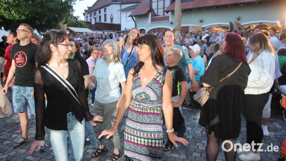 Vor der Bühne darf getanzt werden. Bild: kro