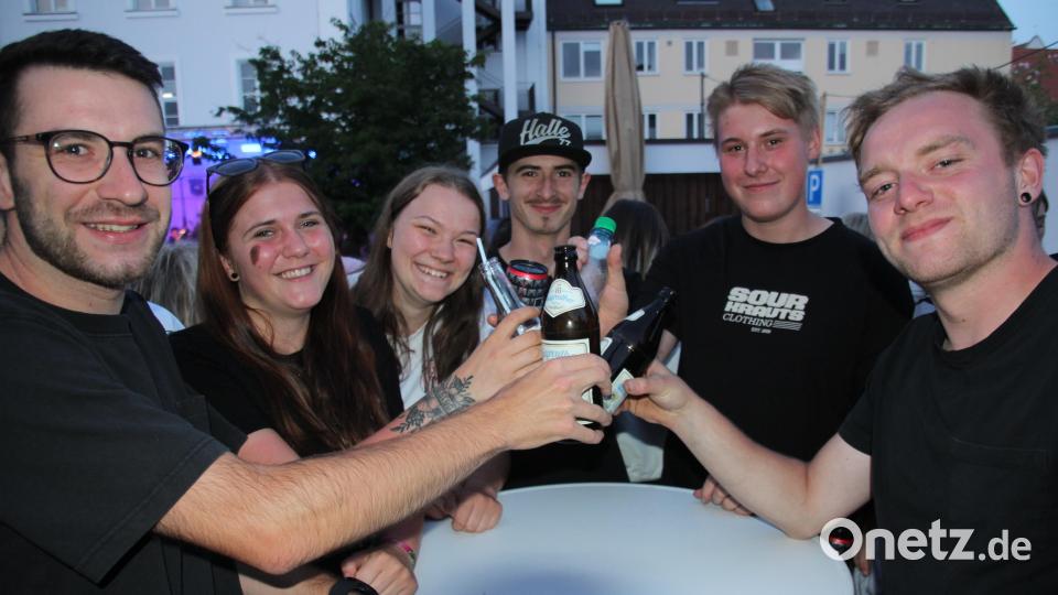 Auch an den Stehtischen herrscht Party-Stimmung. Bild: kro