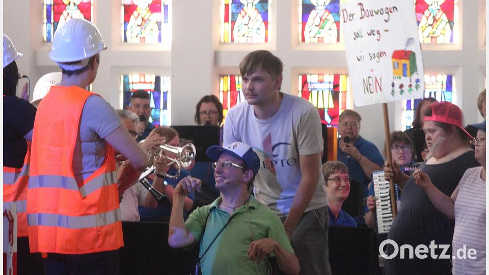Im Altarraum der Wackersdorfer Kirche versammelten sich über 50 Mitwirkende. Bild: Hirsch