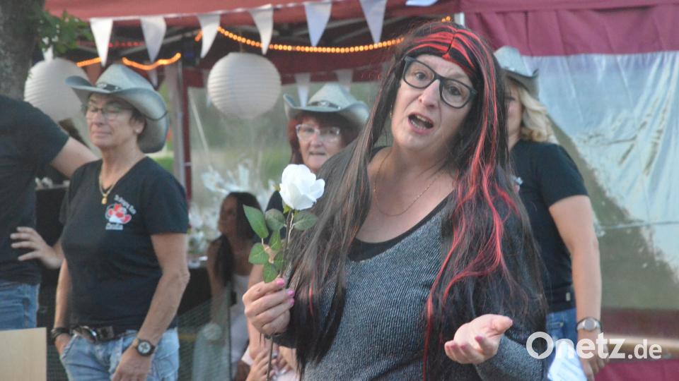 Claudia und Simone Messer bewundern die tolle Stimme von &quot;Nana Mouskouri&quot;. Bild: Kunz