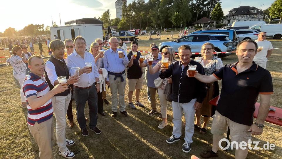 Oberst Stephen Flanagan (links) und Brigadegeneral Terry Tillis (fünfter von rechts) stießen mit den geladenen Gästen auf den Unabhängigkeitstag und die bayerisch amerikanische Freundschaft an. Bild: mor