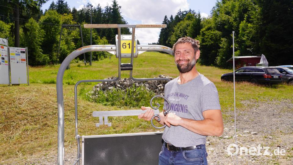 Betriebsleiter Andy Gmeiner mit dem symbolischem Schlüssel für den Skilift Fahrenberg. Bild: fvo