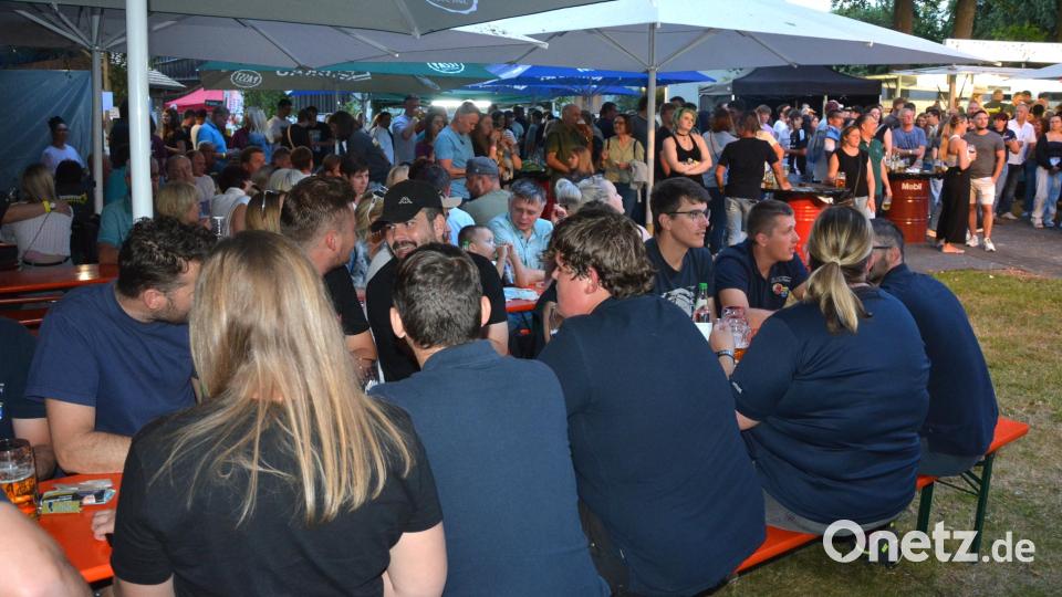 Volles Haus am Samstagabend in Großensterz, als sich die vielen Besucher über einen lauschigen Sommerabend freuten. Bild: jr