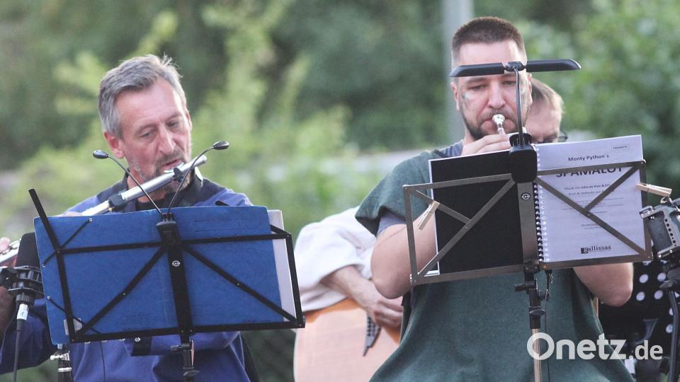 Ein Live-Orchester begleitet die Bühnenshow. Bild: Hirsch