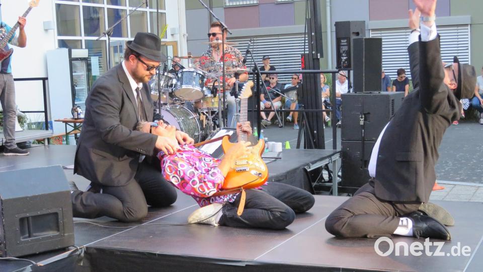 Eine Musikspektakel erlebten die Besucher des Serenaden-Auftakts in Altenstadt. Die Musiker zeigten vollen Körpereinsatz. Bild: adj