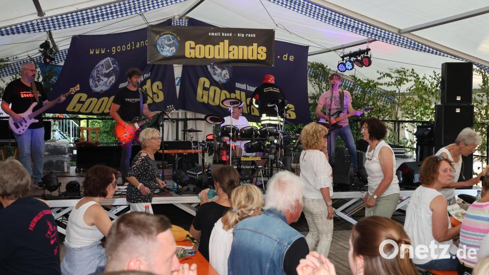 Viele kamen, um mit der Feuerwehr Höflas das 125-jährige Bestehen zu feiern. Die Band &quot;Goodlands&quot; heizte am Abend im Zelt ein und holte die Gäste sofort von den Bänken zum Tanzen. Bild: rpp