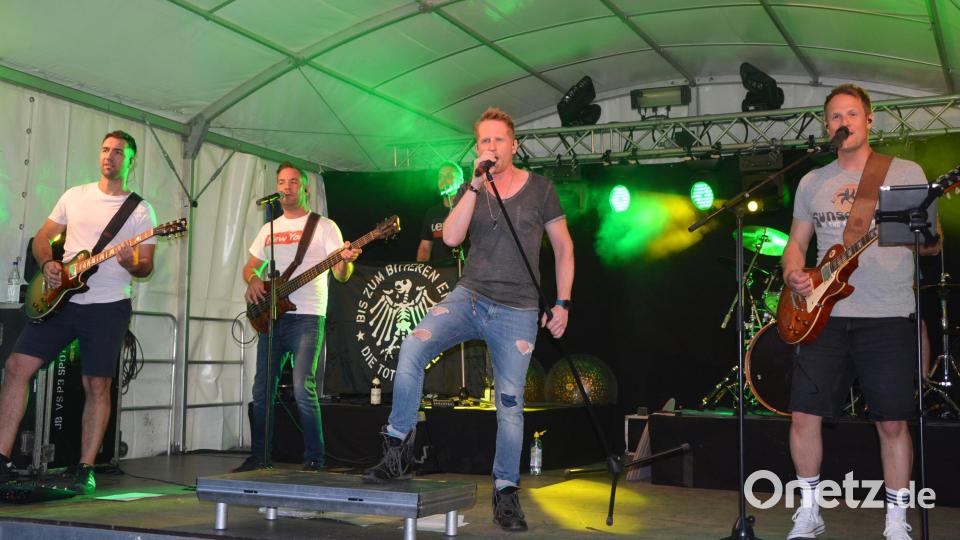 Die Gruppe „Exist“ begeisterte am Samstagabend auf dem Festplatz die vielen Besucher. Ein Jahr nach ihrem Comeback zeigten die sechs Musiker, dass sie noch nichts verlernt haben. Bild: jr
