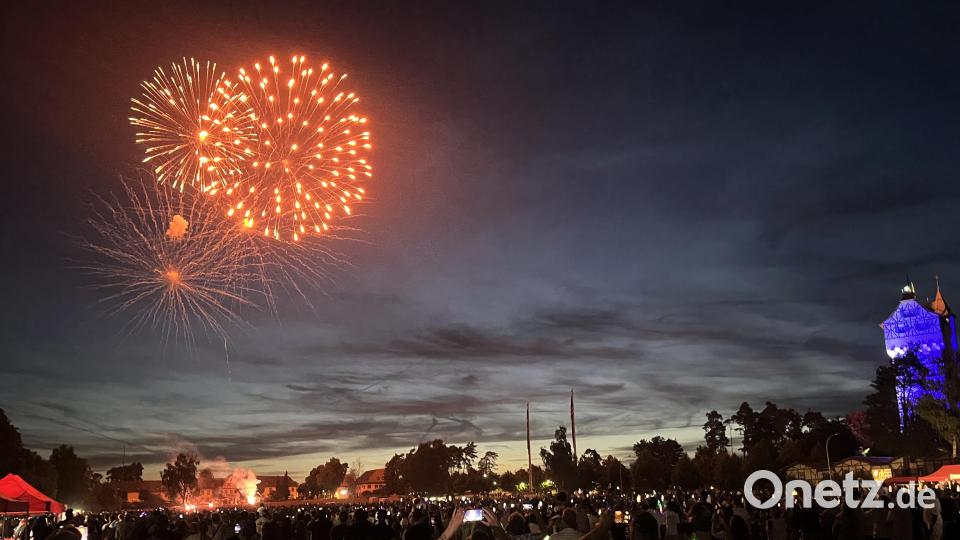 Ein großes Brillantfeuerwerk war der Abschluss des Festes zum amerikanischen Unabhängigkeitstag auf dem Paradefeld vor dem Wasserturm der mit den amerikanischen Nationalfarben beleuchtet wurde. Bild: mor