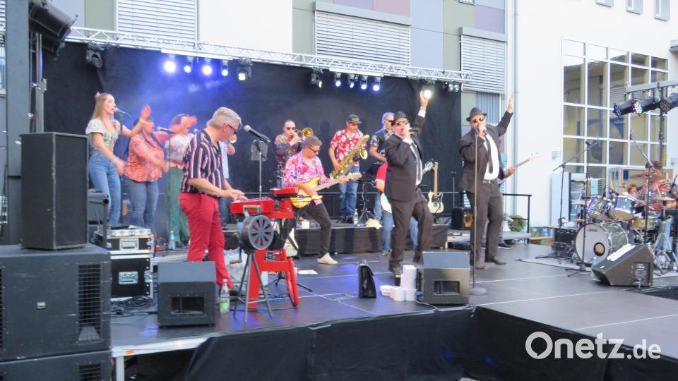 Die &quot;Blue Onions&quot; begeistern mit ihrer Blues-Brothers-Tribute-Show in Altenstadt Hunderte Feiernde. Bild: adj