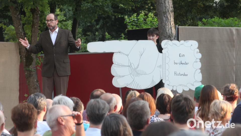 Ein Historiker (Markus Pleyer) führt in die Geschichte ein. Bild: Hirsch