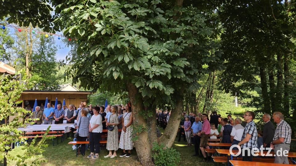 Der Festgottesdienst fand vor dem neuen Vereinsheim statt. Bild: Gabriele Buchbinder