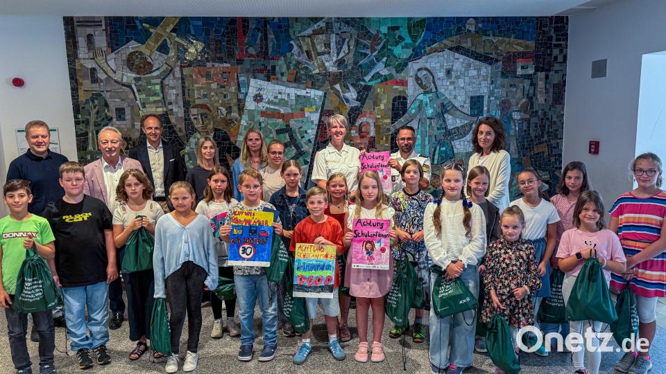 Alle Klassensieger des Grundschul-Plakatwettbewerbs &quot;Achtung Schulanfänger&quot; 2025 in der Dreifaltigkeits-Grundschule in Amberg. Bild: Stephan Huber