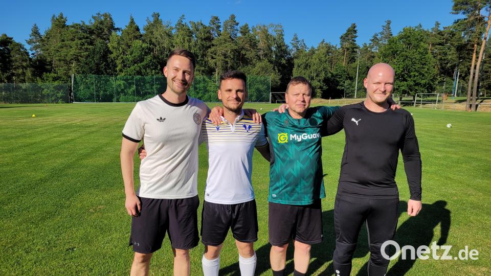 Bei einer der ersten gemeinsamen Trainingseinheiten; v. l. Zweiter FCE-Spartenleiter Lukas Held, FCG-Kapitän Daniel Bär, Trainer Martin Dehling, FCG-Vorstandsmitglied Sven Klughardt. Bild: Manfred Rupprecht