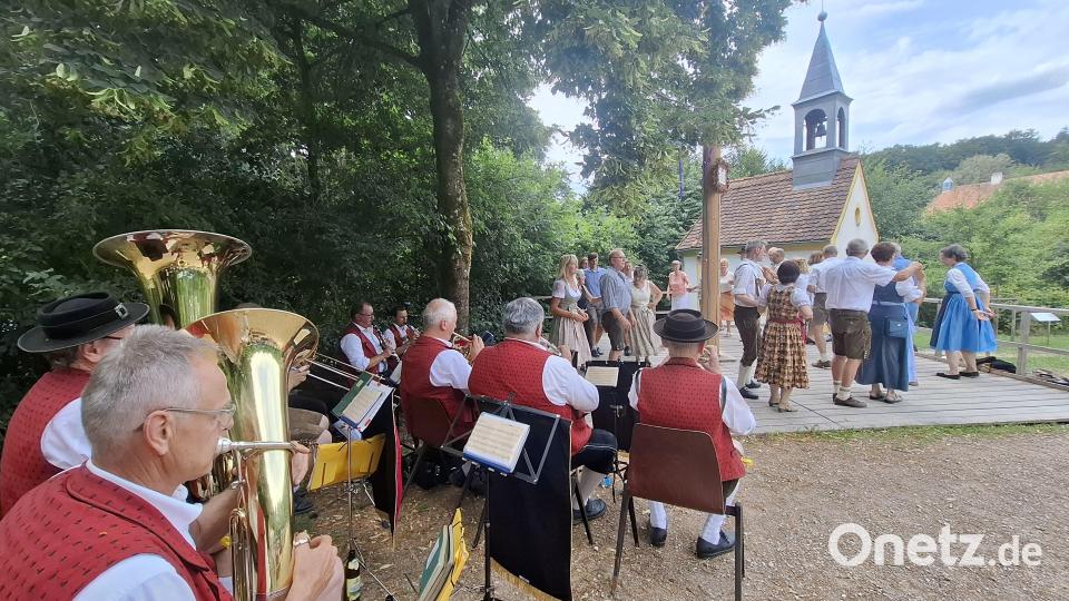 Musik und Tanz: Die Idylle des Freilandmuseums bitet dazu das passende Ambiente. Bild: jua