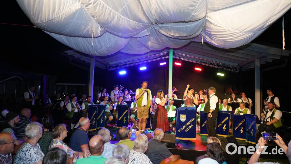 Die Waldthurner Trachtenkapelle, die "Hulzstoussboum" und die "Schlossberger" landeten mit dem Brass-Open-Air einen vollen Erfolg. Bild: fvo