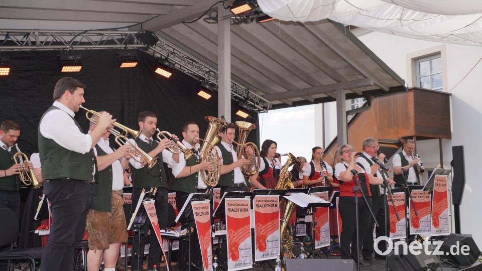 Die Trachtenkapelle Waldthurn stand als erste Gruppe auf der Bühne. Bild: fvo