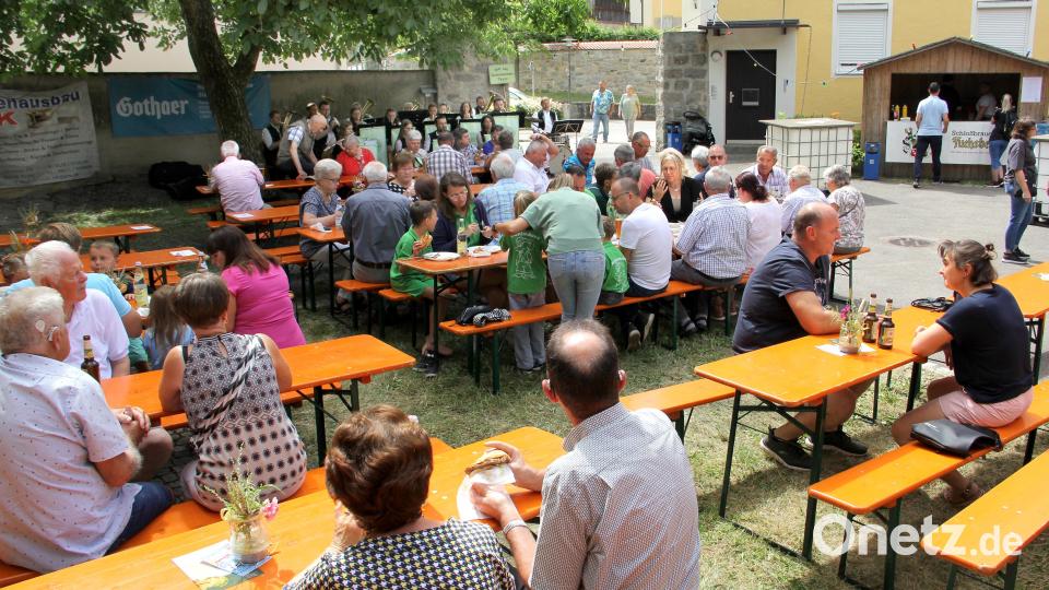 Zum Frühschoppen am Sonntagvormittag und am Nachmittag unterhält die Blaskapelle Teunz die Gäste. Bild: Josef Böhm