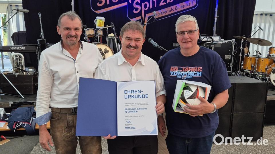&quot;Mister Fußball&quot; im BFV-Kreis Amberg/Weiden, Albert Kellner, Kreisvorsitzender und Kreisspielleiter in Doppelfunktion, überbrachte die Ehrenurkunde des BFV. Vorsitzender Hans Wiesnet (links) und Spartenleiter Gerhard Wilterius freuten sich über sein Kommen und bedankten sich im Namen des FC Vorbach. Bild: wmi