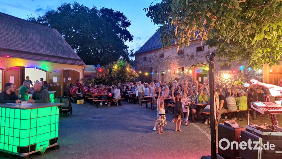 Das Wetter passt: Gefeiert wird das Jubiläums- und Sommernachtsfest im Hof des Pfarrstadels. Die Band „Sommerwind“ sorgt für Unterhaltung. Bild: Florian Ilchmann