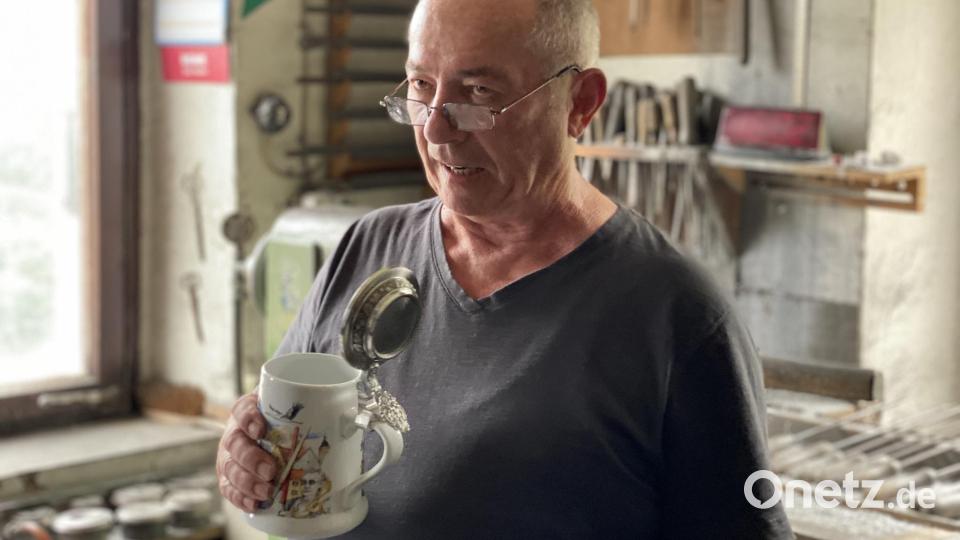 Mit glänzendem Deckel versehen, würde dem neuen Krug mit Nabburger Motiven nur noch der flüssige Inhalt fehlen. Aber das ist ja bei der Kirwa vor der Werkstür kein Problem. Bild: aub