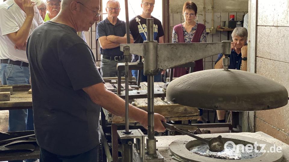 Noch wirkt das Zinn im Kessel etwas unansehnlich, doch unter den Händen von Hubert Schreiner wird es sich bald zum Glanzobjekt verwandeln, wie die Zuschauer bei der Vorführung mit eigenen Augen sehen können. Bild: aub