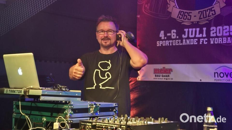 Stimmungsvoll ging es am Samstagabend mit dem bekannten Party-DJ Udo H. aus Bayreuth weiter. Bild: wmi