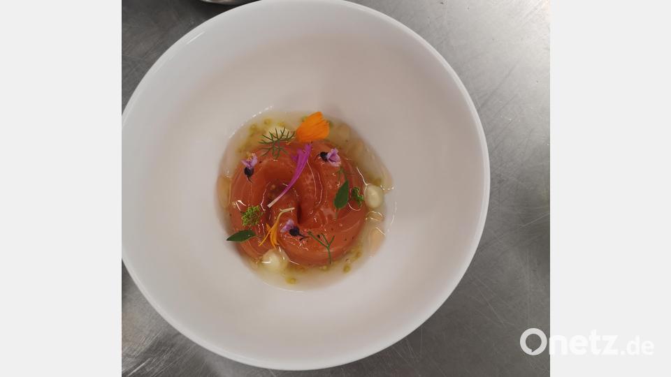 Erfrischend, sommerlich und auch optisch ist die Lachsforelle mit Tomate, die der Neustädter Gourmetkoch Adrian Kuhlemann seinen Gästen serviert. Das Gericht gibt es zum Genießen in seinem Restaurant und zum Nachkochen als Rezept. Bild: Adrian Kuhlemann, exb