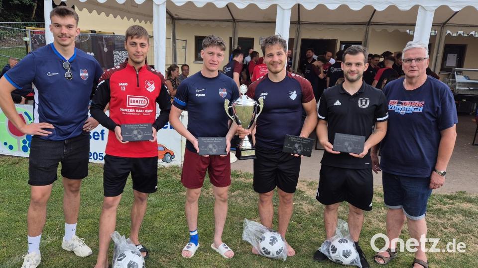 Sieger des Herren-Nachbarschaftsturniers wurde das Team von Pascal Steger aus Haidenaab. Turnierleiter Fabian Wiesnet (links) und Spartenleiter Gerhard Wilterius (rechts) dankten stellvertretend den Spielführern (von links) Benedikt Schieder (Eschenbach, 4.Sieger), Lukas Wiesnet (FC Vorbach, 2.Sieger), Pascal Steger (Haidenaab, 1.Sieger) sowie Nico Schart (Kirchenthumbach, 3.Sieger) für die Teilnahme. Bild: wmi