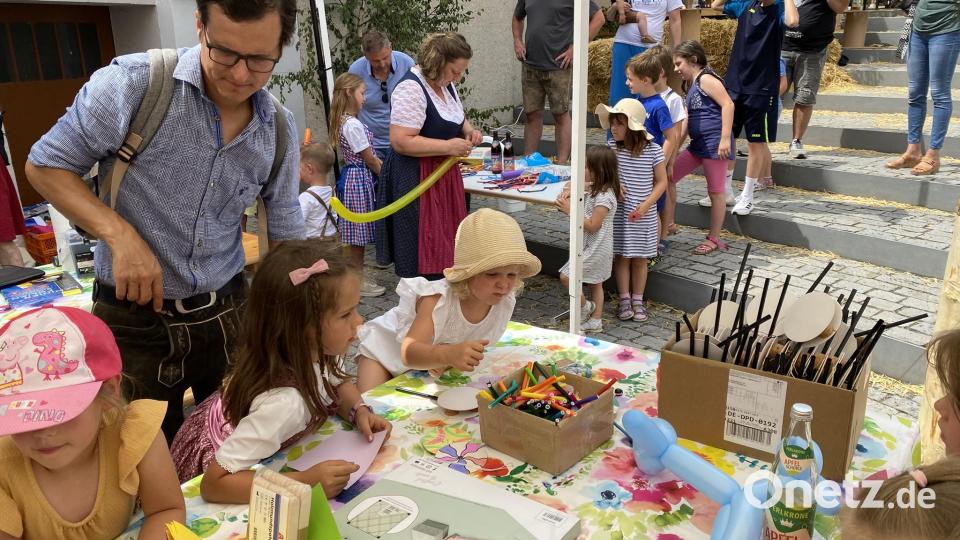 Ein Luftballongebilde als Kopfschmuck gefällig oder doch lieber etwas malen und basteln? Beim Kinderprogramm ist für jeden etwas dabei. Bild: aub