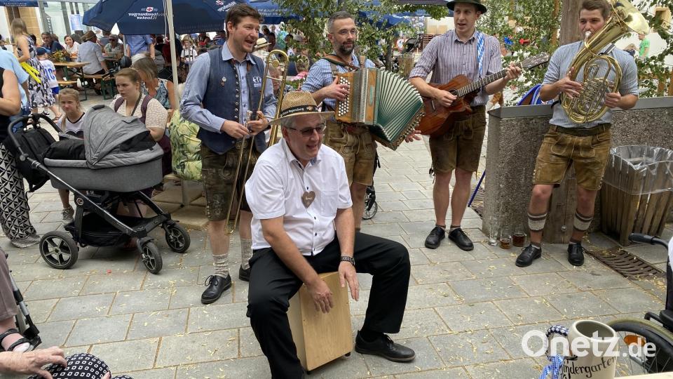 Zwischendurch bekommt die &quot;Winterleitn-Musi&quot; Zuwachs. Stadtpfarrer Hannes Lorenz trommelt und singt kräftig mit. Bild: aub