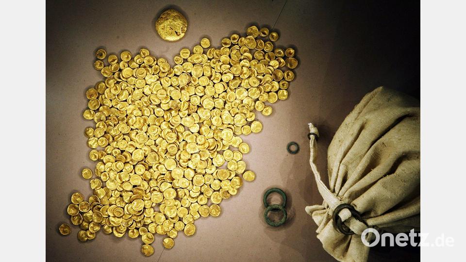Der 3,7 Kilogramm schwere Kelten-Goldschatz wurde einst in einer Bodenvitrine im Museum in Manching ausgestellt. Im Jahr 2022 wurden die rund 2.100 Jahre alten Münzen gestohlen und sind seitdem zum größten Teil verschwunden. (Archivbild) Bild: Frank Mächler/dpa