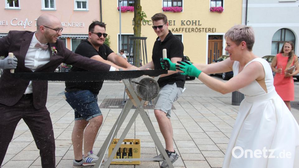 Zwar war die Säge etwas stumpf, aber Kristin und Peter Stahl-Grüneich machte das Holzsägen dennoch Spaß. Bild: kro