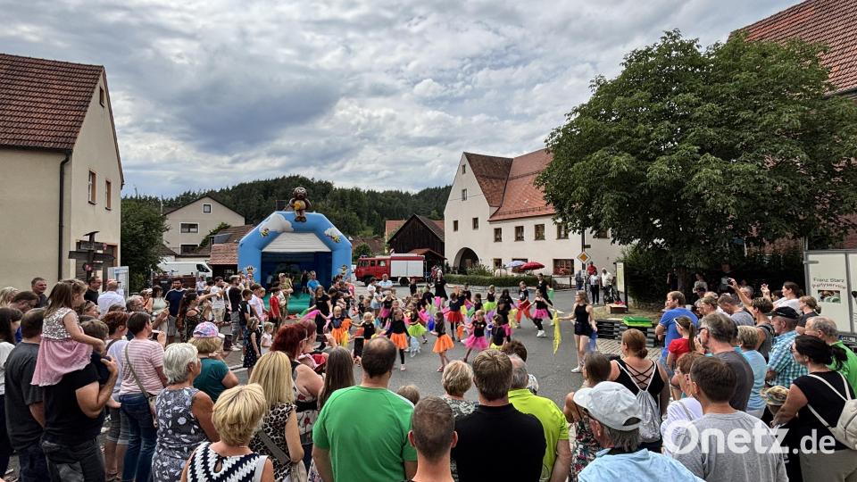 Der St. Johannes Kindergarten Eschenfelden begeisterte mit einem Auftritt, gefolgt von den „Steppmäusen“ des TSV Königstein. Bild: lei