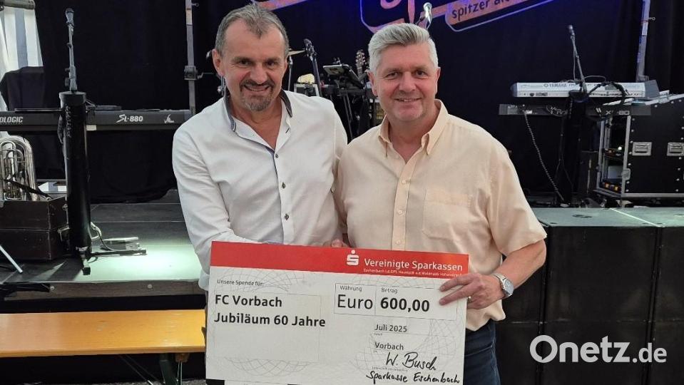 Wolfgang Busch überbrachte die Glückwünsche der Sparkasse und überraschte Vorsitzenden Hans Wiesnet mit einer Geldspende. Bild: wmi