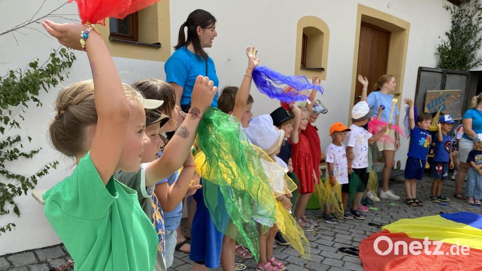 Den Kirwabaum zum Vorbild, lässt der Kindergarten St. Angelus bei seinem Auftritt bunte Fahnen wehen. Bild: aub