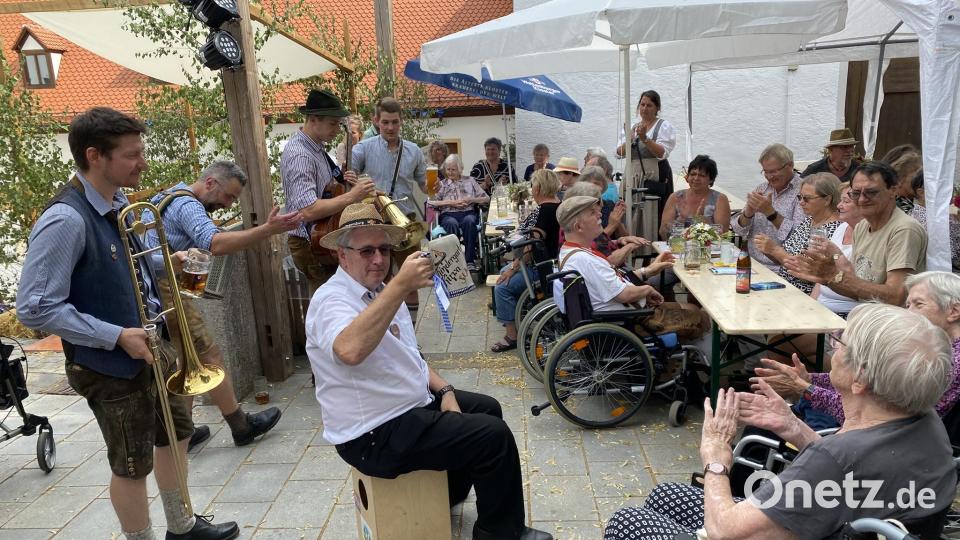 Wie jedes Jahr ist auch heuer eine große Gruppe aus dem Seniorenheim &quot;Arche Noah&quot; zu Gast auf der Kirwa. Bild: aub