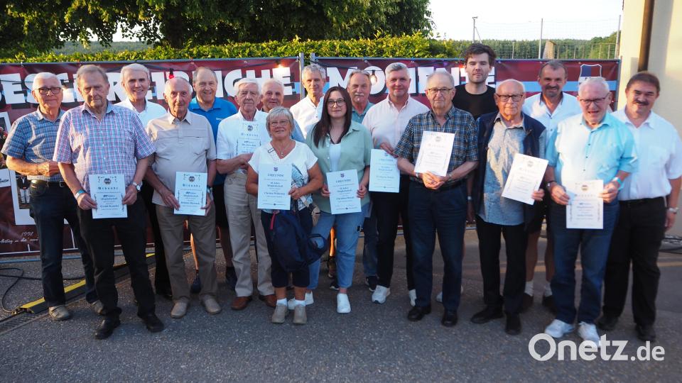 Auf dem Bild (von links) sind alle anwesenden Jubilaren zu sehen: Wolfgang Pittner, Ewald Kausler, Gerhard Götz, Helmut Biersack, Herbert Lautner, Adolf Meier, Engelbert Pittner, Christa Wilterius, Eduard Stopfer, Christina Busch, Reinhard Lautner, Wolfgang Busch, Edwin Dorner, David Just, Ernst Gradl, Arno Friede sowie Kreisspielleiter Albert Kellner. Bild: wmi
