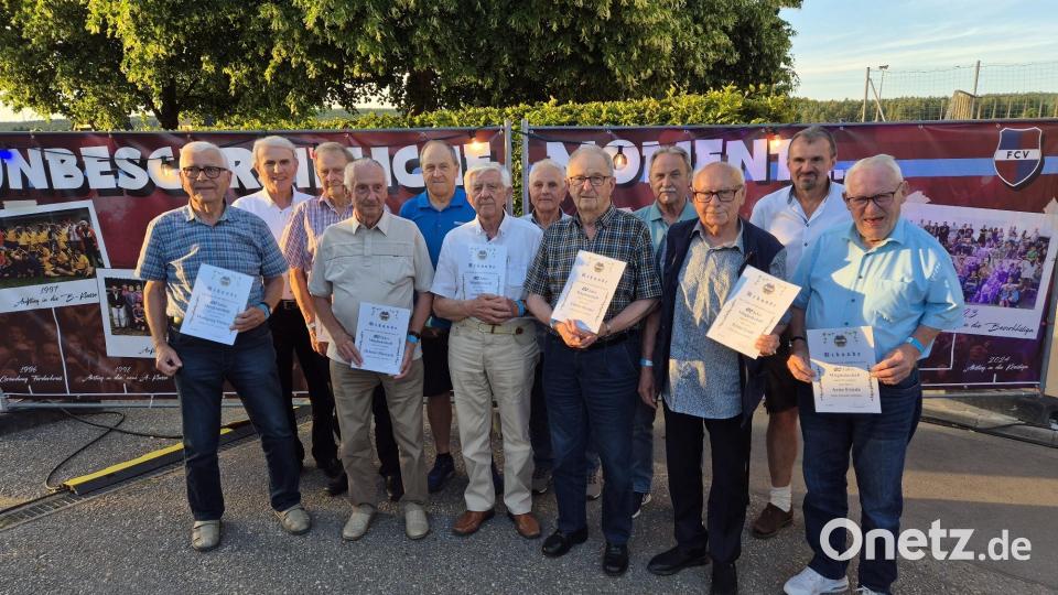 Sie waren mit die Männer der ersten Stunde. Hans Wiesnet dankte den Jubilaren für ihre 60-jährige Treue zum FC Vorbach: Im Bild von links) Wolfgang Pittner, Gerhard Götz, Ewald Kausler, Helmut Biersack, Herbert Lautner, Adolf Meier, Engelbert Pittner, Edwin Dorner, Reinhard Lautner, Ernst Gradl und Arno Friede. Es fehlen Albert Kausler und Gerd Schöcklmann. Bild: wmi