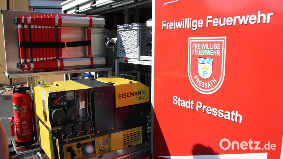 Das Highlight des Abends: Die Segnung des neuen Mehrzweckanhängers der Feuerwehr. Bild: jma