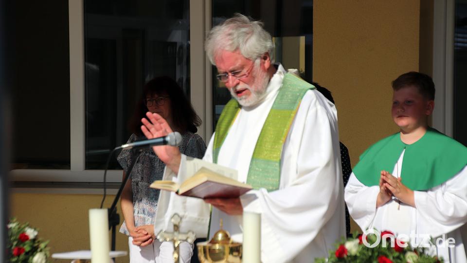 Stadtpfarrer Edmund Prechtl segnete das neue Einsatzfahrzeug. Bild: jma