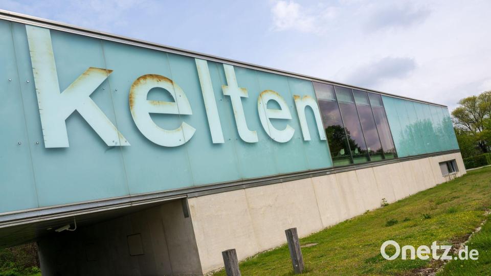 Aus dem Kelten Römer Museum in Manching nahe Ingolstadt wurde der kostbare Goldschatz gestohlen. (Archivbild) Bild: Peter Kneffel/dpa
