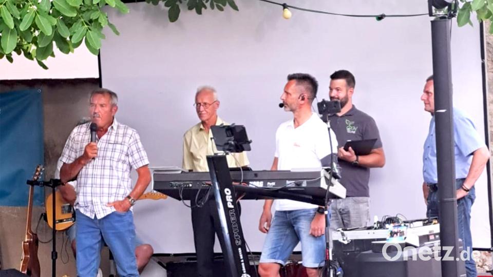 Die Festredner beim Jubiläumsabend des OGV Teunz: Am Mikrofon Ehrenvorsitzender Josef Baumer; hinten von links stellvertretender Kreisvorsitzender Audi Lurbiecki, OGV-Vorsitzender Florian Ilchmann und Bürgermeister Norbert Eckl. Bild: Florian Ilchmann