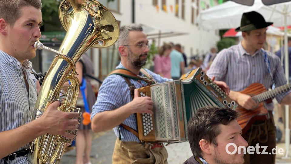Immer wieder mischt sich die &quot;Winterleitn-Musi&quot; unter die Leute und sorgt für Stimmung. Bild: aub