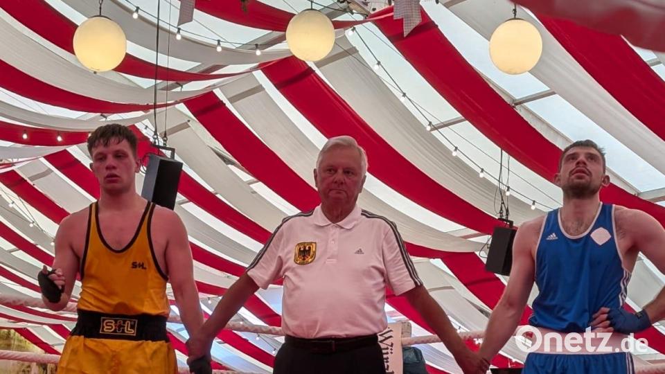 Kampfrichter Werner Köstler in Aktion auf der Amberger Dult. Hier wartet er auf die Auswertung der Punktrichter. Bild: Anja Kowalczyk